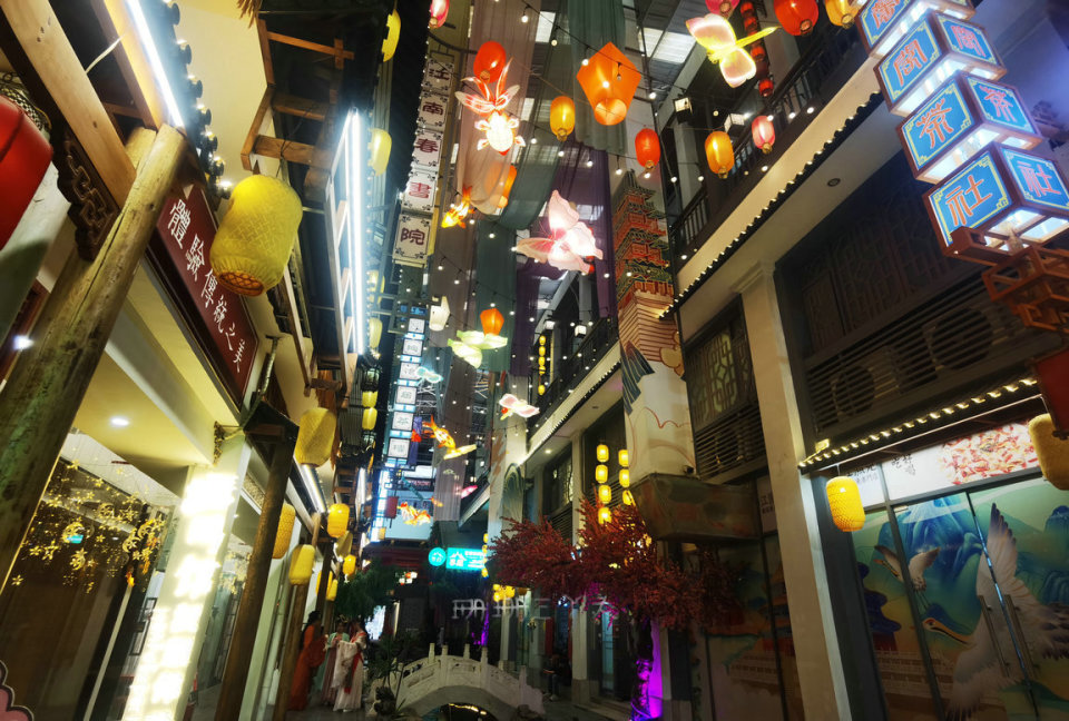 广州网红直播街探店:带你逛遍时尚潮流好物!
